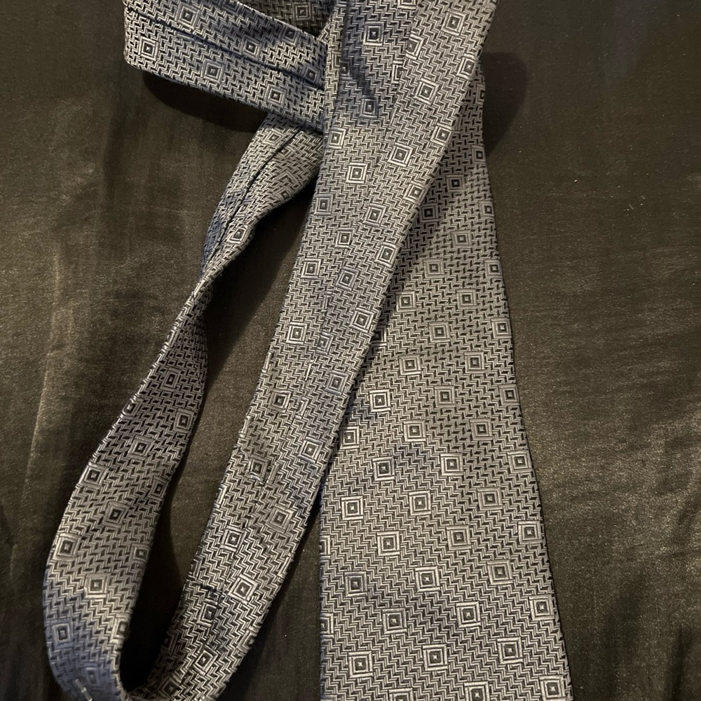 Sophisticated Men's Tie in Black and Gray Geometric Design